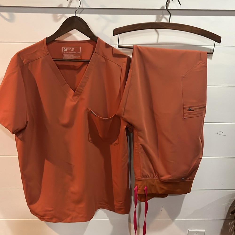 Women’s XXL FIGS scrub set.